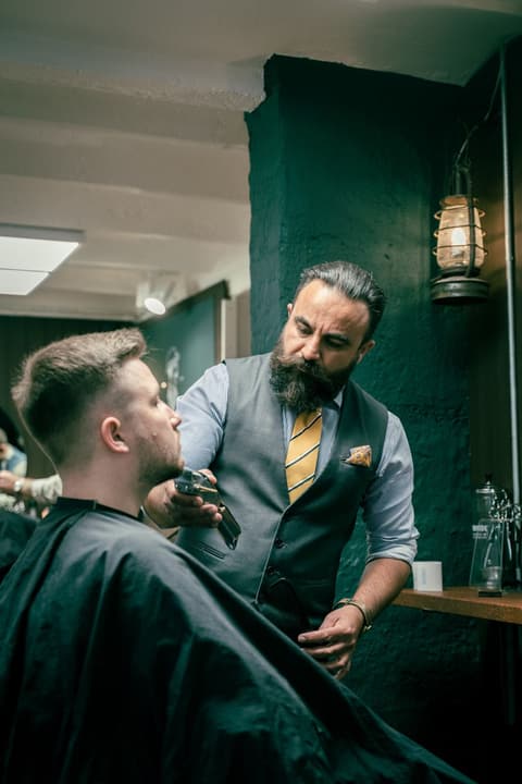 Barber i arbejde ved stolen