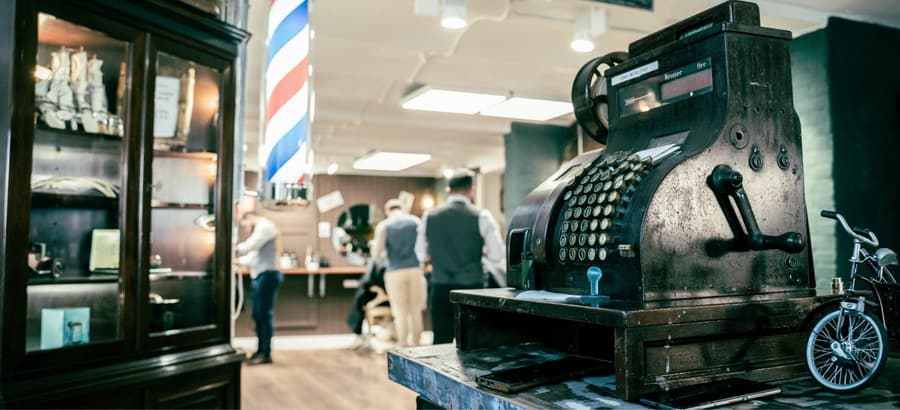 Salonen på Vitus Berings Plads med barberstang, kasseapparat og barberstole